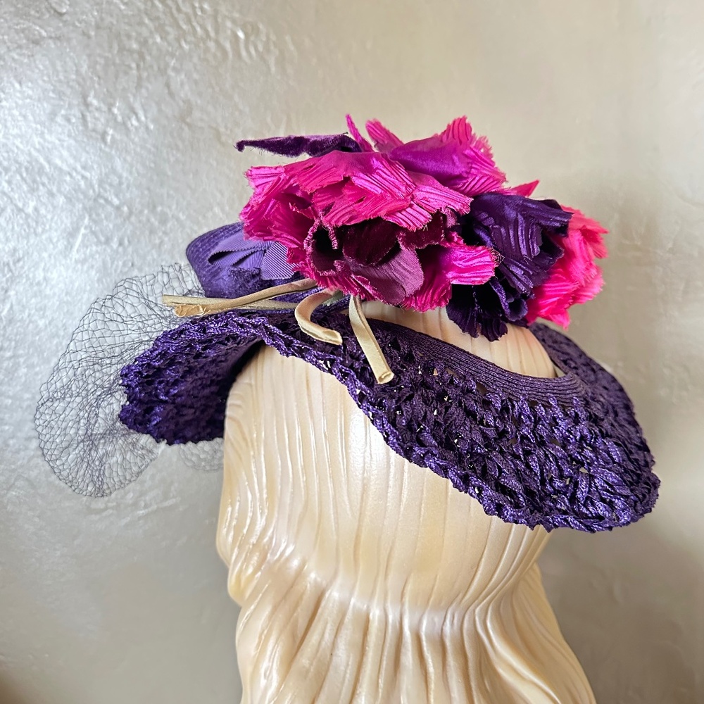 FABULOUS 1940s' PURPLE FEDORA/ "CROCHETED" BRIM + FABRIC FLOWERS & MATCHING VEIL - Picture 9 of 14